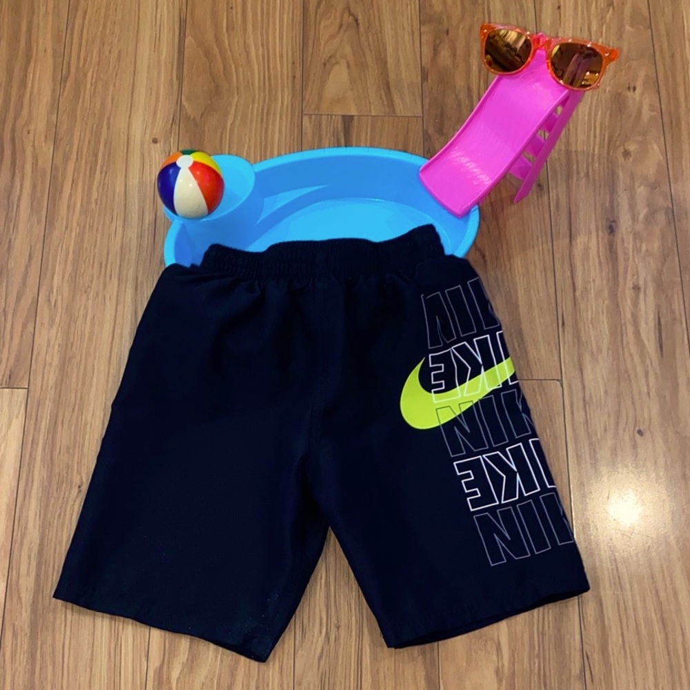 Nike Block Logo Breaker 8" Swim Trunk (Big Kids) Size S in Black & Neon Green